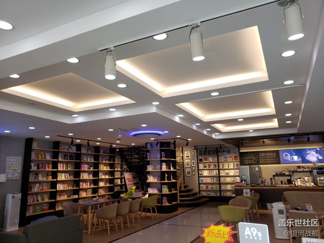 據(jù)說這是全國第一家?guī)ЭХ瑞^的三星全產(chǎn)品體驗(yàn)店哦