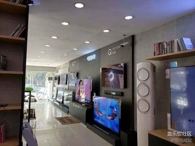 據(jù)說這是全國第一家?guī)ЭХ瑞^的三星全產(chǎn)品體驗(yàn)店哦