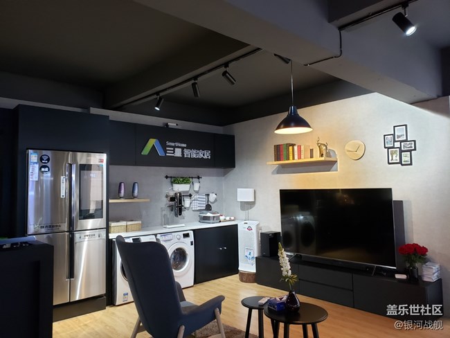 據(jù)說這是全國第一家?guī)ЭХ瑞^的三星全產(chǎn)品體驗(yàn)店哦