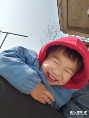 看到手機(jī)中的自己瞧把他開心的。