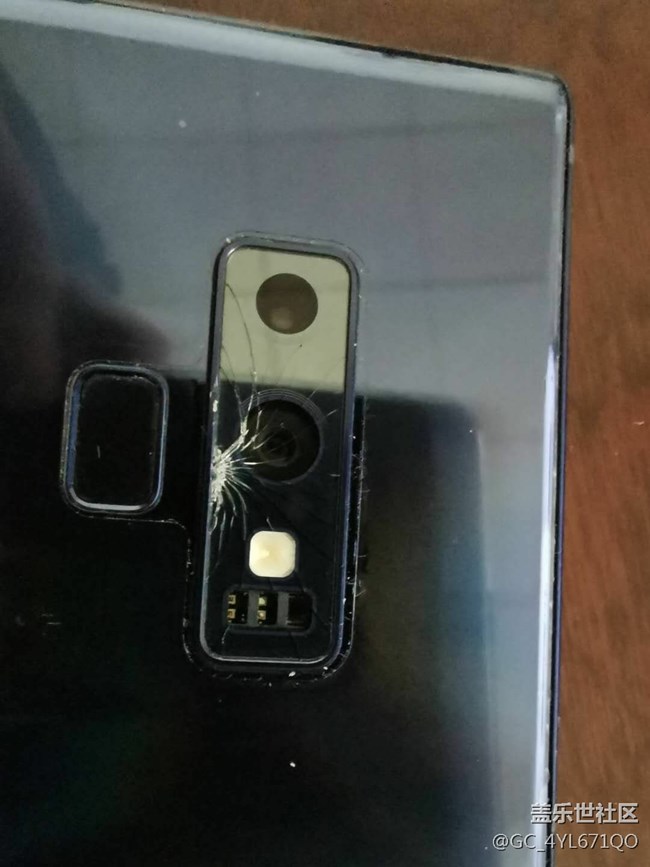 note9莫名其妙的后面鏡頭蓋碎了，佛了