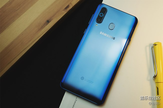 Galaxy A8s開箱，那“一點(diǎn)”的風(fēng)情