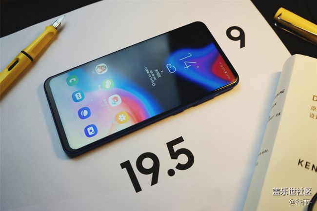 Galaxy A8s開箱，那“一點(diǎn)”的風(fēng)情