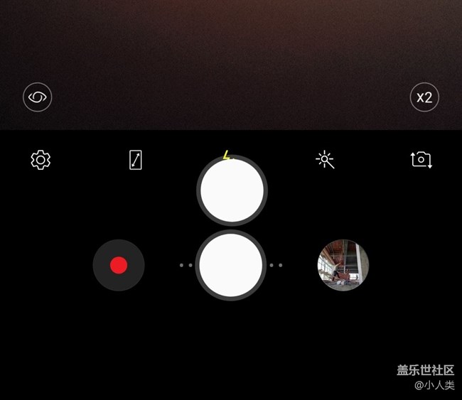 手機相機上面多個出東西，怎么回事