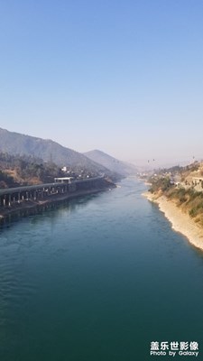 寶鼎大橋上同一個(gè)位置拍攝東、西兩個(gè)方向明顯不一樣