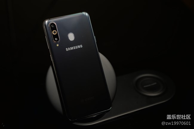 Galaxy A8s 豈止黑瞳全視屏