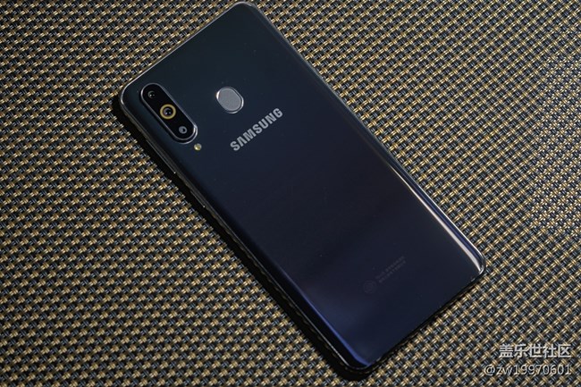 Galaxy A8s 豈止黑瞳全視屏