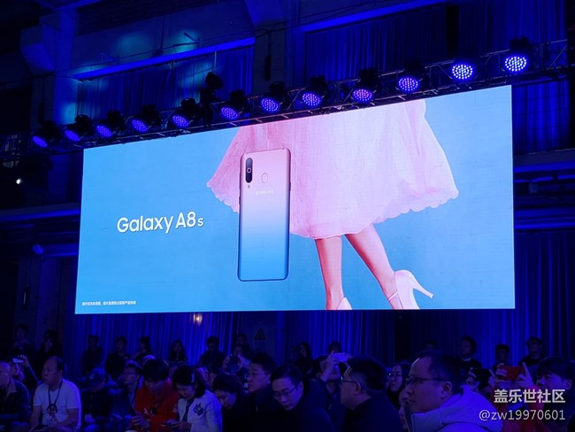 Galaxy A8s 豈止黑瞳全視屏