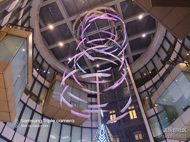 Galaxy A8s 豈止黑瞳全視屏