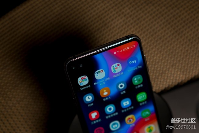 Galaxy A8s 豈止黑瞳全視屏