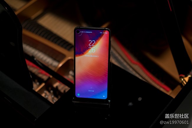 Galaxy A8s 豈止黑瞳全視屏