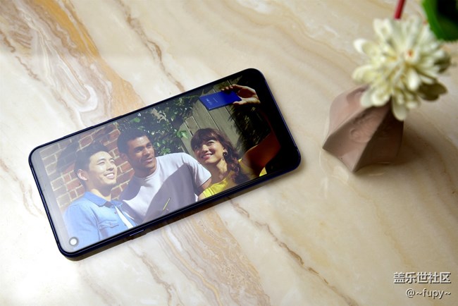 2799檔的正面剛  三星A8s圖評