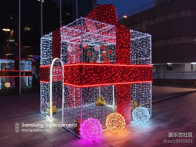 Galaxy A8s 豈止黑瞳全視屏