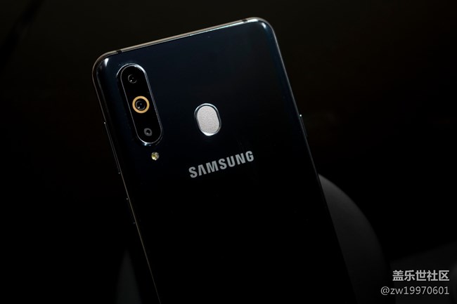 Galaxy A8s 豈止黑瞳全視屏