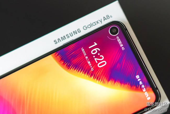 細節(jié)成就“黑瞳全視屏”，三星Galaxy A8s上手體驗