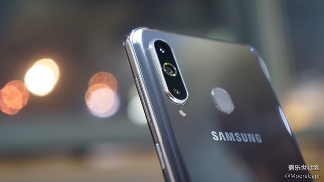 細節(jié)成就“黑瞳全視屏”，三星Galaxy A8s上手體驗