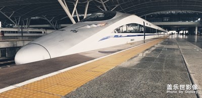 小火車載回了離家的我們，也載著我們?nèi)ミh(yuǎn)方追逐夢(mèng)想?。?！