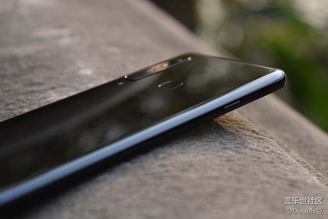 攝像頭多就是了不起！首款后置四攝手機(jī)三星A9s外觀鑒析