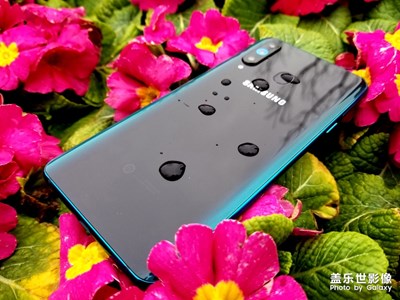 Galaxy A8s極光黑實拍