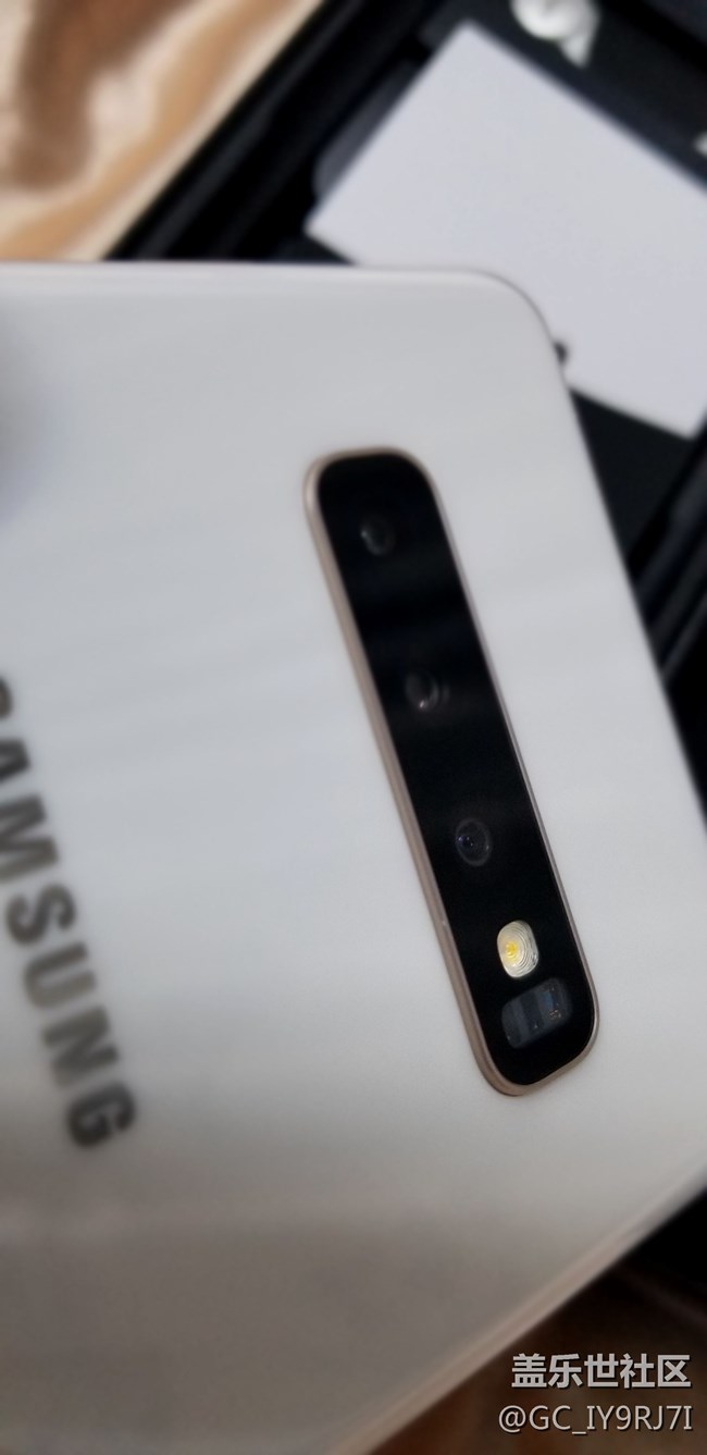 剛剛收到，每次打開相機(jī)手機(jī)中間攝影頭都會有聲音并自動變化