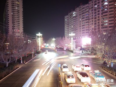 天橋下的動與靜