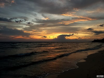 是天空的，也是海洋的。