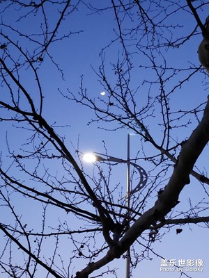 月亮，路燈和心里的家鄉(xiāng)