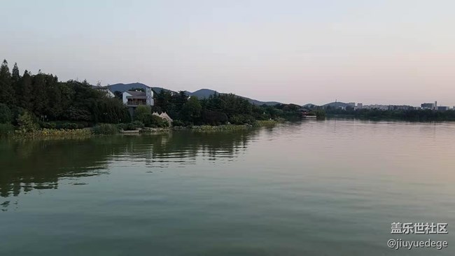 湖邊景色