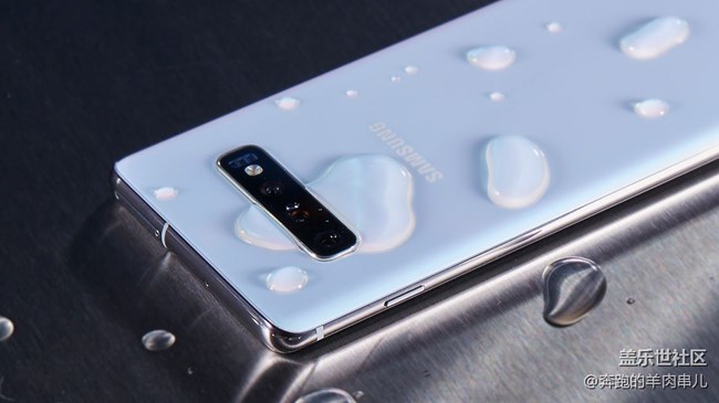 手機(jī)和女朋友掉水里，先救誰？