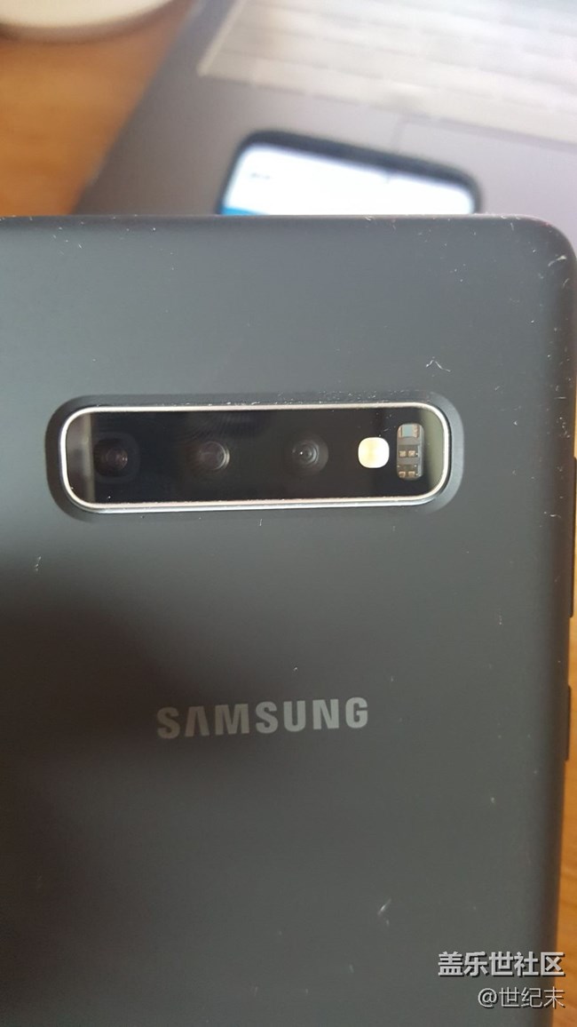 這個硅膠殼下方感覺縫隙有點大，正常嗎