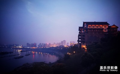 夜幕降臨，華燈初上。