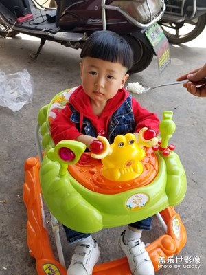 寶貝吃飯了，一幅不想吃的樣子