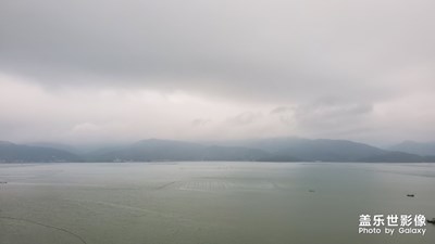 雨后的海邊早上