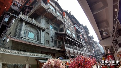 這個圖片也還可以吧，沒有太過分，畢竟它只是個手機