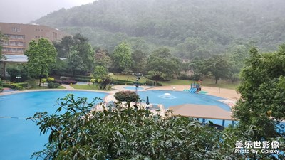 白天，下雨。