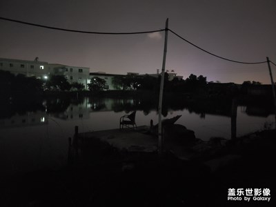 水是靜波平，卻有蛙聲聞。一椅空無人，只見城市光