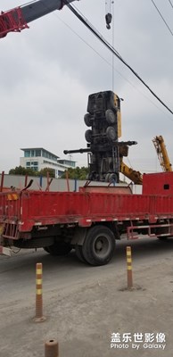 路上見到擎天柱了