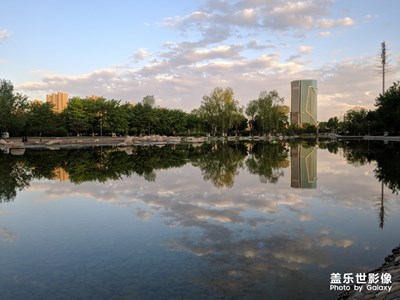 傍晚在十分小區(qū)邊上的帶狀公園，春意盎然，清雅別致