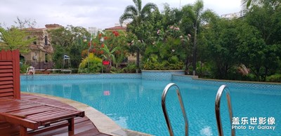 雨中的小區(qū)，