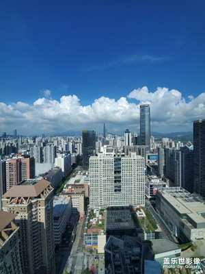 藍(lán)藍(lán)的天空清清的湖水