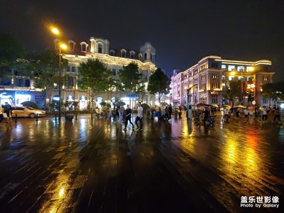 夜晚，雨下的江漢路