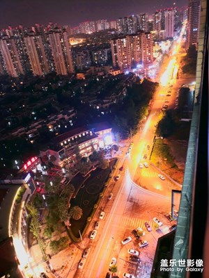 夜成都，那是一座不夜城。