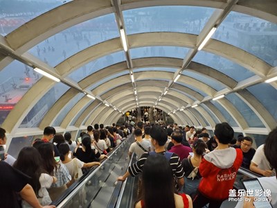 明天放假了都是人