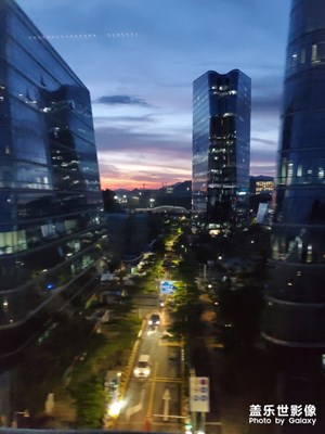 地鐵上拍外面的景色