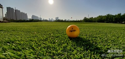 工作亦是生活，夏日海邊的高爾夫。陽光、綠色、氧氣、友誼。
