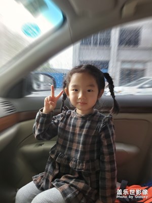 萌萌的小姑娘。