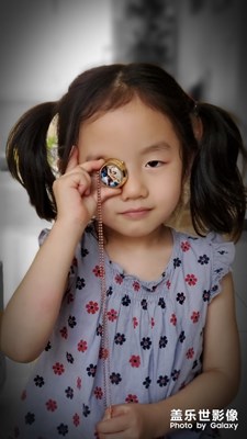 調(diào)皮的小姑娘