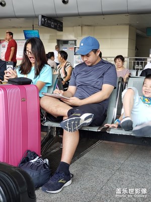 夸張的自拍表情??