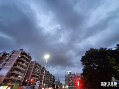 天空幾乎全是烏云了