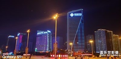 一座三線城市繁華的一角